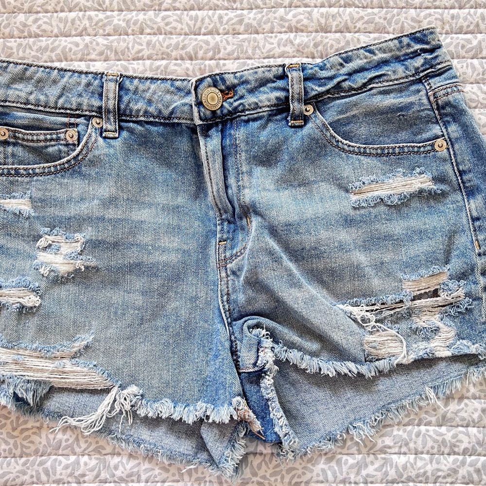 American Eagle Tomgirl Shortie Distressed Denim Shorts women’s 10 NWOT